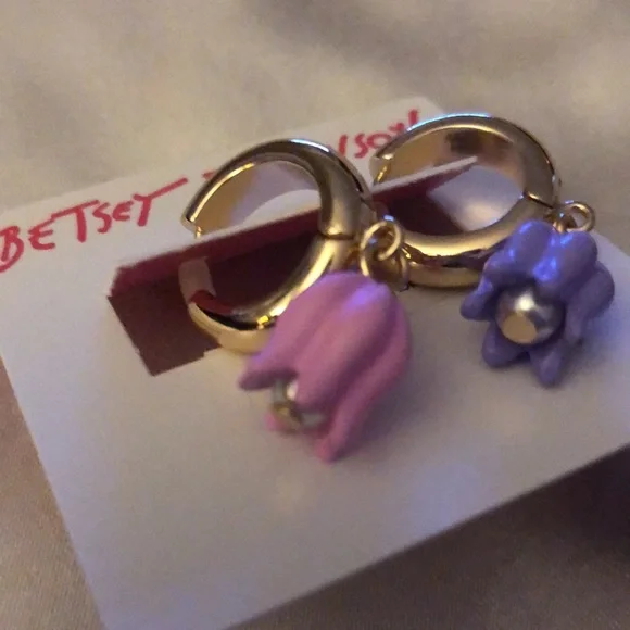 Betsey Johnson Gold Tone Huggie Hoop Earrings Mismatched Tulip Charm NWT - Picture 7 of 13
